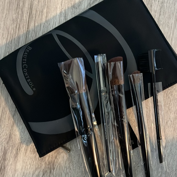 NWOT Black Makeup Brush Set with Case. BeautiControl - Picture 1 of 6